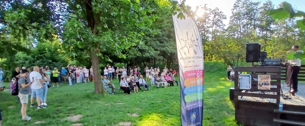 Niezapomniane przeboje na skwerze w Tleniu